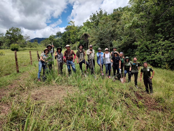 Fotografía de participantes de la reforestación en Corredor Biológico Potrero Caimital, Nicoya.