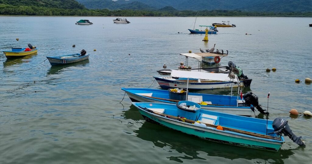 Fotografía de barcos para pesca artesanal en Península de Nicoya